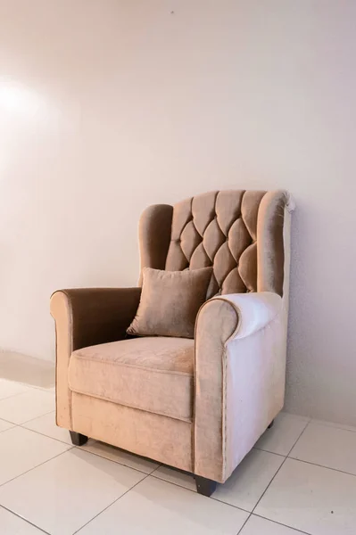Cremefarbenes Und Braunes Sofa Und Sitz Seitenansicht Auf Schlichtem Hintergrund — Stockfoto