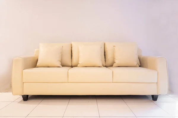 Sofá Cor Creme Branco Com Travesseiros Lugares — Fotografia de Stock