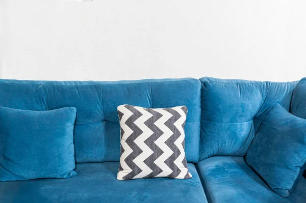 Sofá Azul Com Travesseiro Branco Preto Travesseiro Azul — Fotografia de Stock
