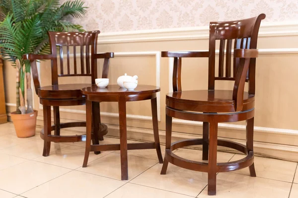 Ξύλινες Καρέκλες Teak Μικρό Τραπέζι Και Επιπλέον Διακόσμηση Τραπεζιού Και — Φωτογραφία Αρχείου