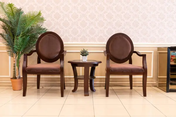 Cadeiras Madeira Com Costas Redondas Mesa Pequena Adicional — Fotografia de Stock