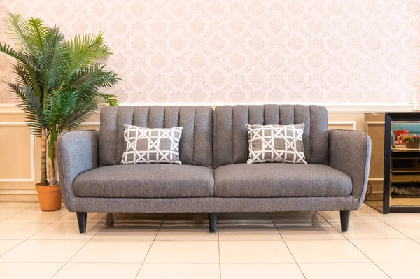 Nebliges Sofa Mit Kissen Mit Muster Schönes Sofa Für Wohnzimmer — Stockfoto