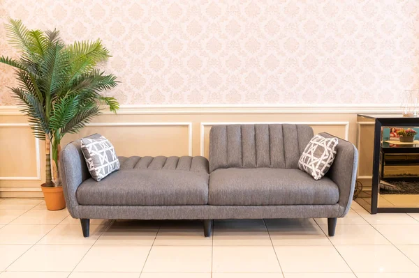 Nebeliges Sofa Das Sich Seitlich Biegt Mit Kissen Mit Muster — Stockfoto