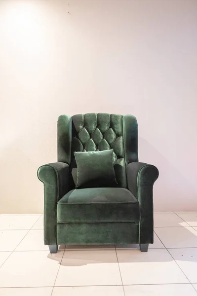 Σκούρο Πράσινο Καναπέ Κάθισμα Και Σκούρα Πράσινα Μαξιλάρια — Φωτογραφία Αρχείου