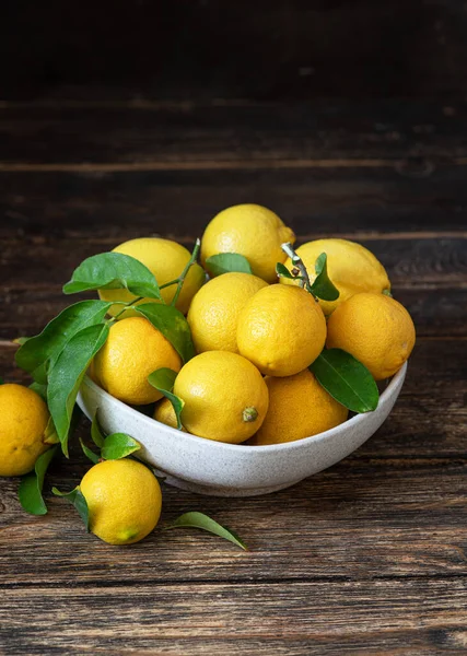 Lemon Segar Pada Latar Belakang Kayu Stok Gambar Bebas Royalti