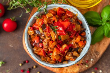 Patlıcan, domates, soğan, kabak, havuç, baharat ve otlu ev yapımı sebze havyarı.