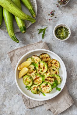 Soslu ızgara kabak ve zeytinyağı. Yaz için yiyecek konsepti