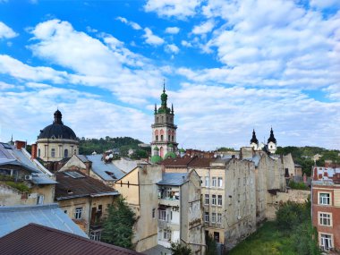 Lviv - şehir merkezi manzaralı, tarihi merkez Batı Ukrayna. Lviv 'in yukarıdan görünüşü. Tarihi şehir. Antik bahçeler ve yüzler. Turistik şehir gezileri..