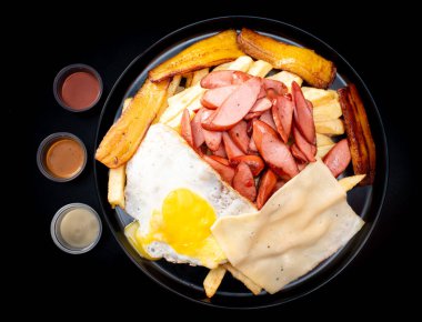 Salchipapa, Peru usulü ızgara ve dilimlenmiş taze domuz sosisi, beyaz arka planda patates kızartması.