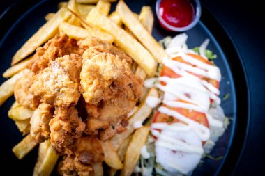 Kızarmış tavuk chicharr n de pollo, kızarmış tavuk nugget, patates kızartması ve biber soslu sebze. Güzel.