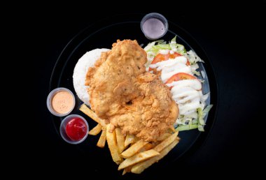 Tavuk buğulama ya da kızarmış tavuk çırpılmış ve yağda pişirilmiş, kızarmış tavuk buğulama. Güzel.