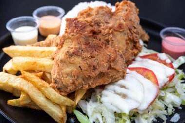 Tavuk buğulama ya da kızarmış tavuk çırpılmış ve yağda pişirilmiş, kızarmış tavuk buğulama. Güzel.