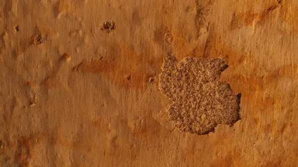 Soyunma ve Yırtık Duvar dokusu. Altta yatan yüzeyi ve çürüme belirtilerini ortaya çıkaran, önemli derecede soyulmuş ve pul pul dökülmüş bir duvarı gösteren bir fotoğraf. Çürümeyi ve eski dokuları göstermek için ideal.