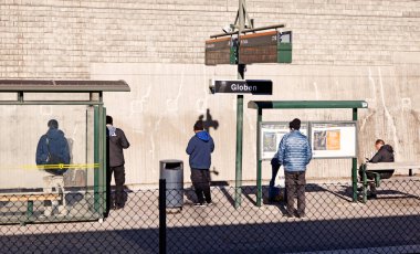 Stockholm, İsveç - 11 Ekim 2022: İnsanlar banliyö trenini bekliyor.
