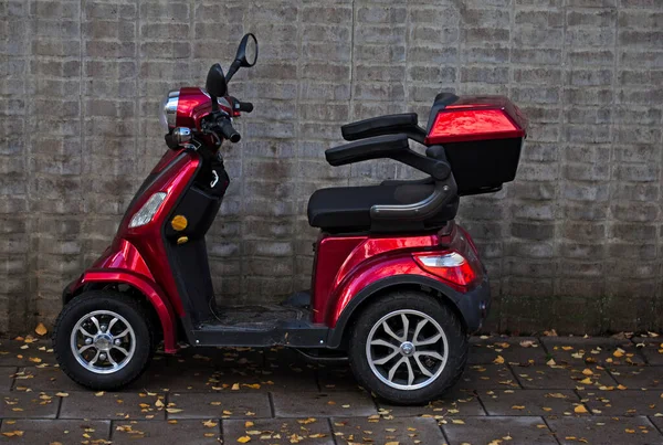 Röd Fyrhjuling För Pesroner Med Någon Form Rörelsehinder — Stockfoto