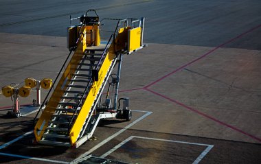 Stockholm, Arlanda İsveç - 11 Ekim 2022: Uçaklar inerken ve binerken kullanılan merdivenler