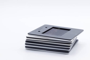 Beyaz arkaplanda bir yığın karışık slayt