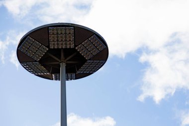 Bir kavşağa monte edilmiş araba trafiği için büyük bir sokak lambası.