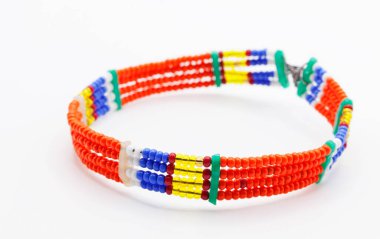 Beyaz arkaplanda renkli boncuklarla geleneksel Sami bileziği