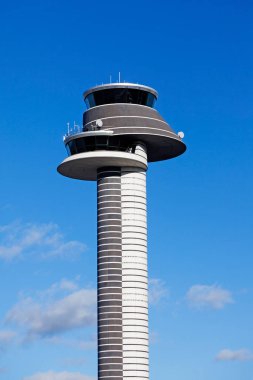 Arlanda, İsveç - 12 Ekim 2022: Gün ışığında hava trafik kontrol kulesi