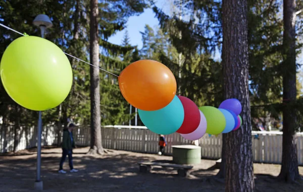 Kilka Balonów Sznurku Plenerowej Imprezie Dla Dzieci — Zdjęcie stockowe