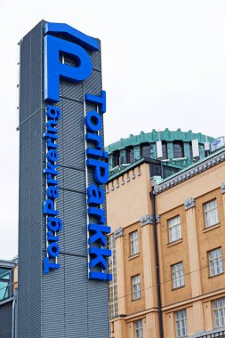 Vaasa, Finlandiya - 22 Haziran 2022: Meydanın altındaki otoparka nasıl gidileceğini gösteren yüksek tabela