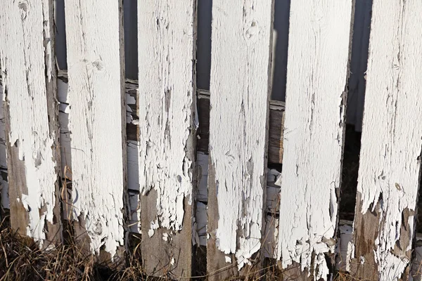 Drewniany Płot Którym Biała Farba Się Łuszczy — Zdjęcie stockowe