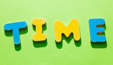 Tahta harflerle yazılmış zaman.