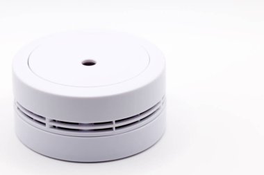 Işık arka planında beyaz bir yangın alarmı