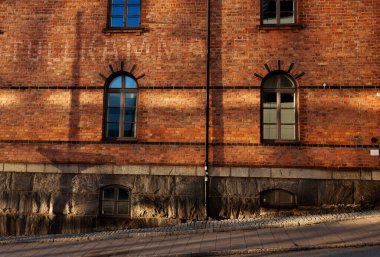Umea, Norrland İsveç - 8 Kasım 2022: günbatımında eski tuğla gümrük binasının bir parçası