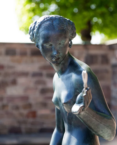Stoccolma Svezia Maggio 2023 Statua Raffigurante Donna Nuda Con Fiore — Foto Stock