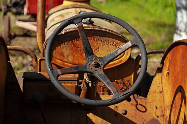 瑞典罗伯兹福尔斯 2023年6月10日 一个古代拖拉机的方向盘在博物馆的地面上 — 图库照片