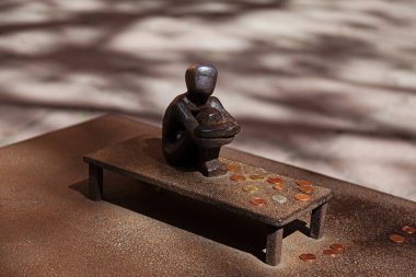 Stockholm, İsveç - 23 Mayıs 2023: Sanat eseri Demir Çocuk - Ay 'a bakan çocuk