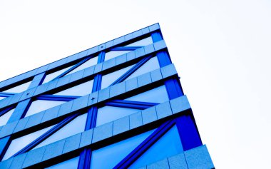 Stockholm, İsveç - 23 Mayıs 2023: Geometrik şekilli ve pencereli modern mavi bina