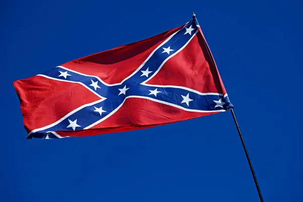 Mavi gökyüzüne karşı Amerikan Konfederasyon bayrağı