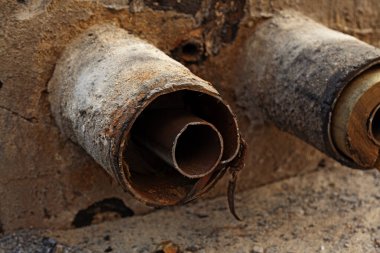 Yol yapımı sırasında sokağın altındaki borular.