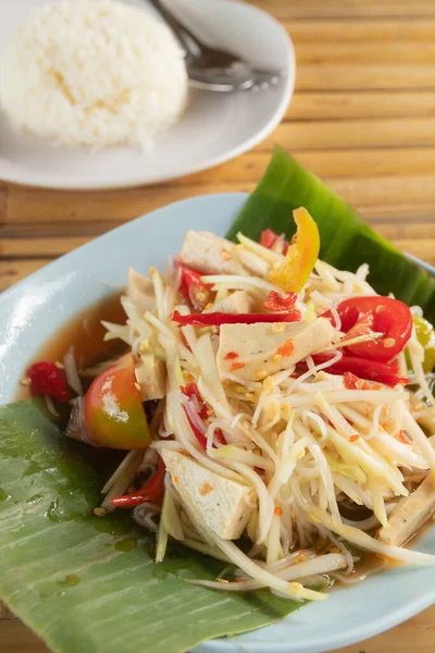 带有米粉和越南腊肠的辣味绿色木瓜沙拉 泰国菜 — 图库照片