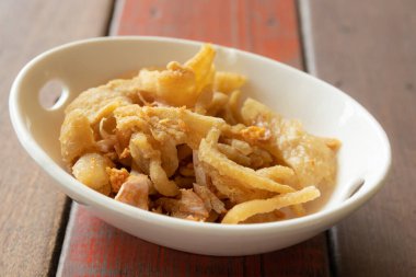 Domuz eti ya da kase üzerinde domuz eti.