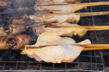 Kömür ocağında ızgara çiğ tavuk şişi. Tayland sokak yemeği.