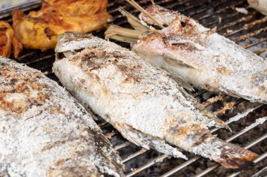 Tuzlu Nil Tilapia Balığı kömür ocağında ızgara. Tayland yemeği.