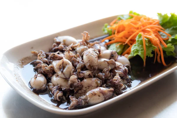 Tabakta Siyah Çorba Içinde Kalamar Tayland Deniz Ürünleri — Stok fotoğraf