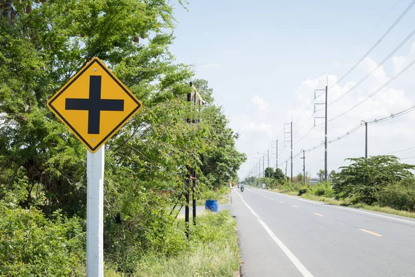 Желтый Пересечение Дороги Впереди Дорожного Знака — стоковое фото
