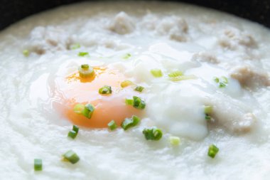 Pirinç lapası ya da pirinç lapası ile domuz eti ve rafadan yumurta, Çin yemeği.