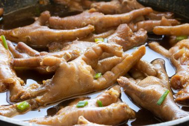 Haşlanmış tavuk ayağı çorbası, Çin usulü. 