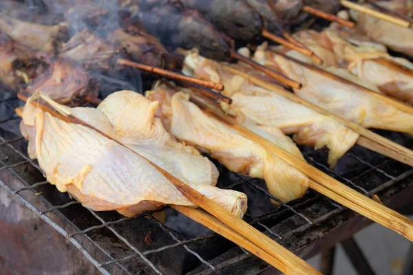 Rohe Hühnerspieße Auf Holzkohleherd Gegrillt Thai Street Food — Stockfoto