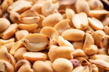 Kavrulmuş kabuklu fıstık yığını. Yakın çekim.