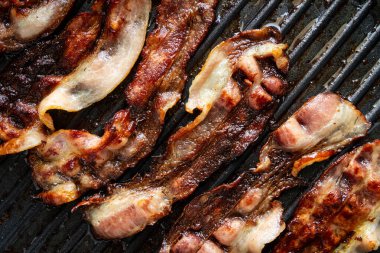 Izgara tavada yanmış domuz pastırması manzarası
