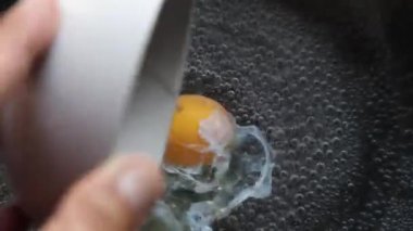 Kaynar suya çiğ yumurta dökmek. Üst görünüm