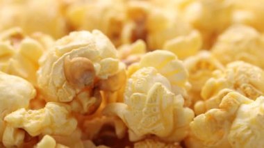 Karamel aromalı patlamış mısırın dönüşümlü yakın çekimi