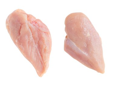 Beyaz bir arka planda derisi olmayan çiğ tavuk göğsünün üst ve arka görünüşü izole edildi.